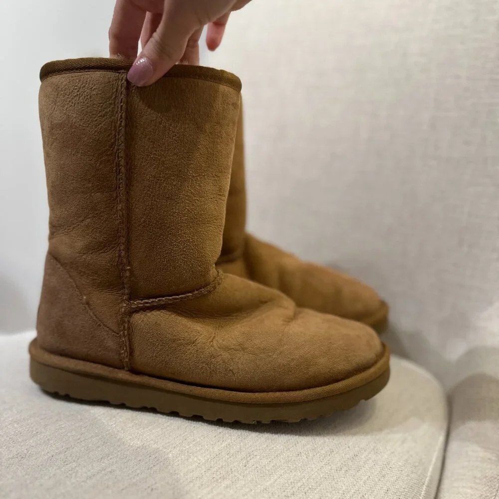UGG Australia Classic Short Sheepskin Boots – Chestnut – Size 8